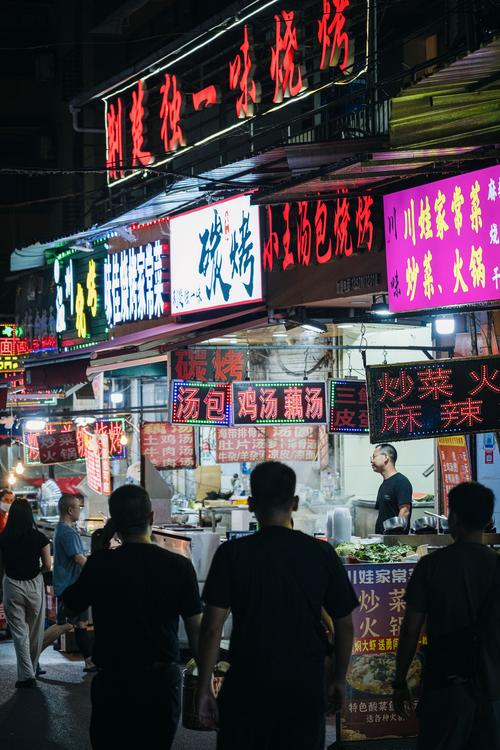武汉夜生活价格大揭秘！酒吧与夜市消费差异几何？